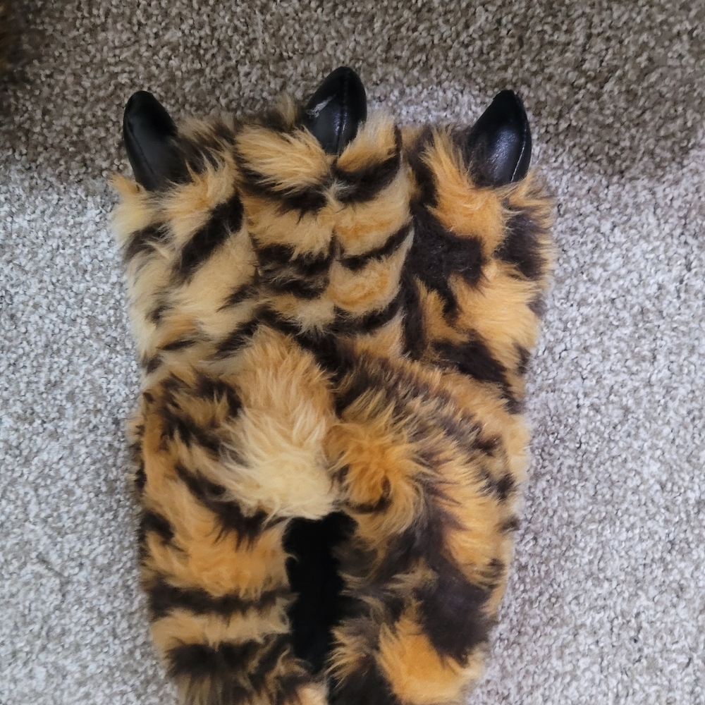 4/$25 Fun House Slippers Used Size s/m Can fit kids and adults - Picture 6 of 10